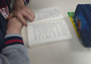 Uczniowie 5 minut czytają dowolne książki.